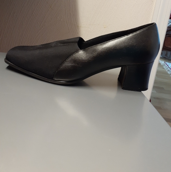 Naturalizer, Black shoes, Size 9WW - Picture 2 of 4